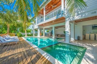 Batemans - New Luxury Canal Front Home with Pool Spa Dock Close to Bean Point Pine Ave - Anna Maria - 0