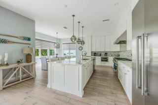 Batemans - New Luxury Canal Front Home with Pool Spa Dock Close to Bean Point Pine Ave - Anna Maria - 3