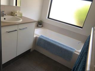 4 Bedroom Wandina Home - 5 TVs & Close to Shopping Centre - Geraldton - 1