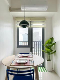 Cozy Mid-Century Condo with a Skyline View - Manila - 0