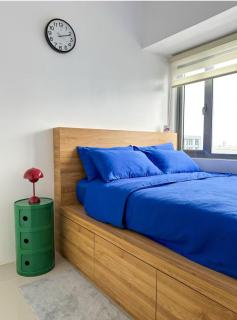 Cozy Mid-Century Condo with a Skyline View - Manila - 1
