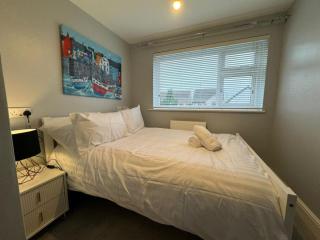 Cricklade House - Sleeps 10, Long Stay, Parking, Wifi - 2