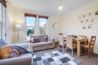 3 Bedroom and 1 Bathroom Apartment in Mountfield with Parking - Londra - 0