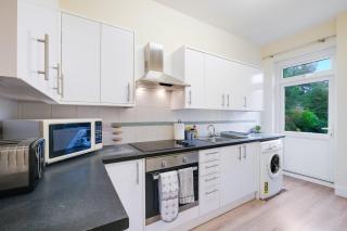 3 Bedroom and 1 Bathroom Apartment in Mountfield with Parking - Londra - 2