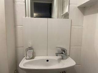 2 bed overlooking the marina, Tower Bridge! - 4