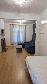 Home in East London - Redbridge - Seven Kings - 0