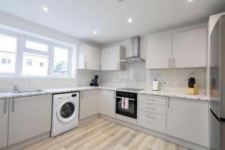 Stylist 2BD Flat Watford Central - Watford - 9
