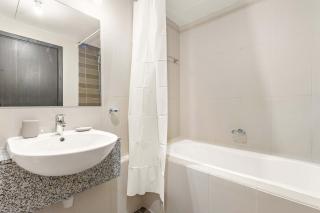 Silkhaus Comfort 1BR around Al Reem Island in Horizon - Abu Dhabi - 4