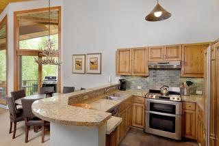 Contemporary Townhome with Ski-In Ski-Out Access by The Woodrun V Townhouses - 7