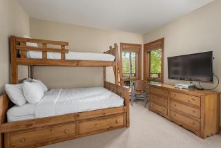 Contemporary Townhome with Ski-In Ski-Out Access by The Woodrun V Townhouses - 1