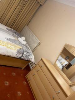 Charming 4-Bedroom Apartment in East London - Perfect City Getaway - London - 8