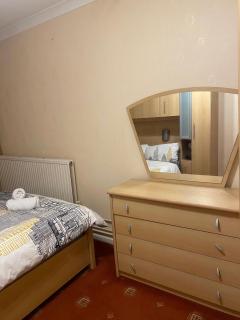 Charming 4-Bedroom Apartment in East London - Perfect City Getaway - London - 7
