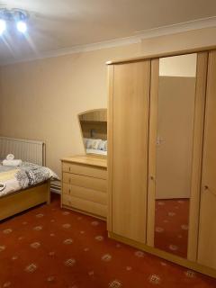 Charming 4-Bedroom Apartment in East London - Perfect City Getaway - London - 6