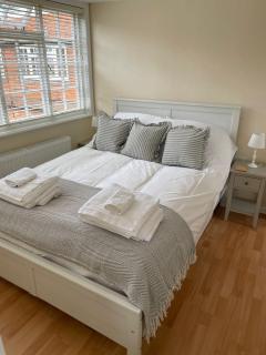 Fantastic Two Bedroom Courtyard Apartment - Henley on Thames - 0