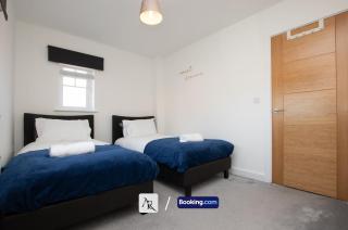 2 Bedroom House By AR Properties Short Lets & Serviced Accommodation Colchester with Garden - Colchester - 9
