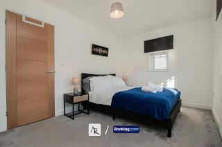2 Bedroom House By AR Properties Short Lets & Serviced Accommodation Colchester with Garden - Colchester - 3