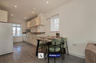 2 Bedroom House By AR Properties Short Lets & Serviced Accommodation Colchester with Garden - Colchester - 5