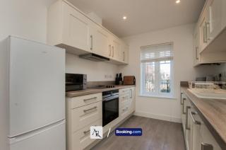 2 Bedroom House By AR Properties Short Lets & Serviced Accommodation Colchester with Garden - Colchester - 7