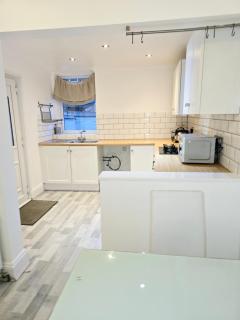 Hollinwood Immaculate Home - 7