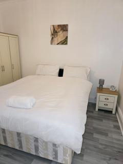 Hollinwood Immaculate Home - 3