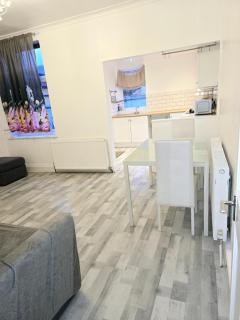 Hollinwood Immaculate Home - 9