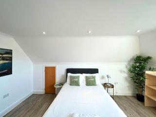 Addlestone - Large Stunning 2 bed room Apartment - 4