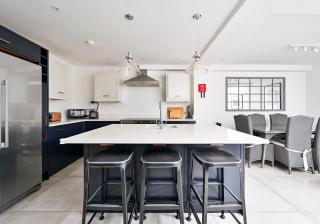 Chelsea Townhouse with Roof Terrace & Parking - 2