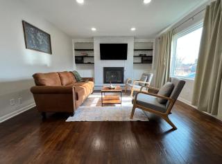 Near NIU Renovated Spacious and Pet friendly Home Welcomes Midterm Stay - DeKalb - 4