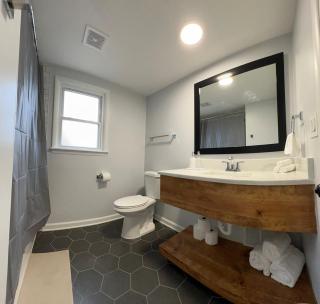 Near NIU Renovated Spacious and Pet friendly Home Welcomes Midterm Stay - DeKalb - 1