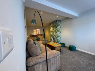 Stratton House, Sleeps 13, 6 bedrooms, Parking, Long Stay Disc - 7