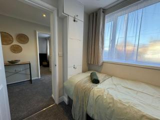 Stratton House, Sleeps 13, 6 bedrooms, Parking, Long Stay Disc - 4