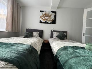 Stratton House, Sleeps 13, 6 bedrooms, Parking, Long Stay Disc - Swindon - 3