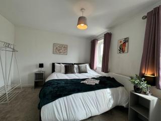 Bolehyde House, Sleeps 6, 3 Bedrooms, North Swindon location, Parking - 8