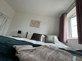Bolehyde House, Sleeps 6, 3 Bedrooms, North Swindon location, Parking - 5
