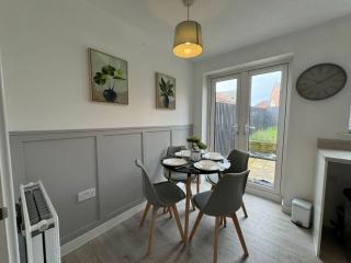 Bolehyde House, Sleeps 6, 3 Bedrooms, North Swindon location, Parking - 1