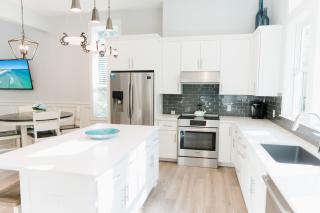 Walk to Beach 2 Shared Pools Enclosed Porch Bikes 30A Hideaway by AvantStay - Santa Rosa Beach - 2