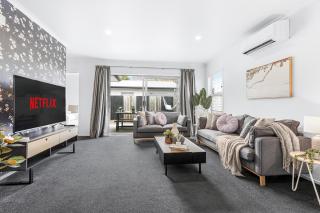 Central 2brm Retreat, Modern, Close to Shopping - By KOSH BNB - 0