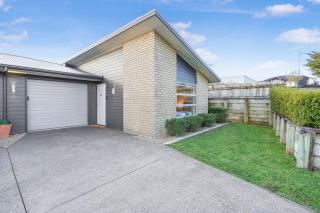 Stylish with an Outdoor TV - By KOSH BNB - Hamilton - 4