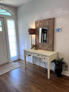 Charming 2-bedroom Cottage - 6