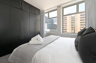 Elevated Luxury 2-Bed Apt with Elevator Access - Cape Town - 5