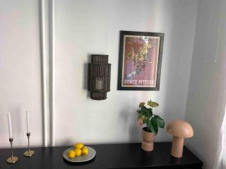 Central and Hip w King Bed, 50m tram and bus, Netflix - 8