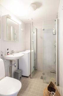 Central and Hip w King Bed, 50m tram and bus, Netflix - 6