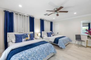Spacious 4BR Getaway Near Beach with Pool & BBQ - Naples - 5