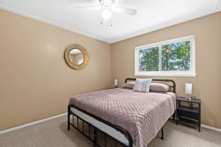 Big Fenced Backyard Sleeps 8 - Dearborn Heights - 8