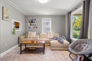 Cozy 3 Bedroom Near Airport And Downtown Detroit - 9
