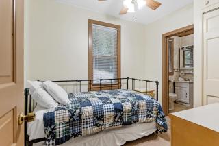 The Bott Cott: Cozy 3-Bedroom Retreat in Grand Haven - 1