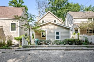 Beautiful Beach Cottage across from Park - Grand Haven - 0