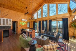 6 Br Cabin Hot Tub Fire Pit Min to Hatley Pointe - 1
