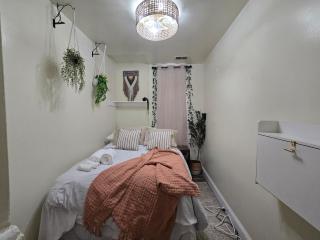 Beautiful Boho Industrial Style 2BR, Walk to Penn Station, 11 Min Hopkins, On JHU Shuttle Route, Pets OK - Baltimore - 1