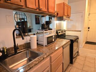 Beautiful Boho Industrial Style 2BR, Walk to Penn Station, 11 Min Hopkins, On JHU Shuttle Route, Pets OK - Baltimore - 7